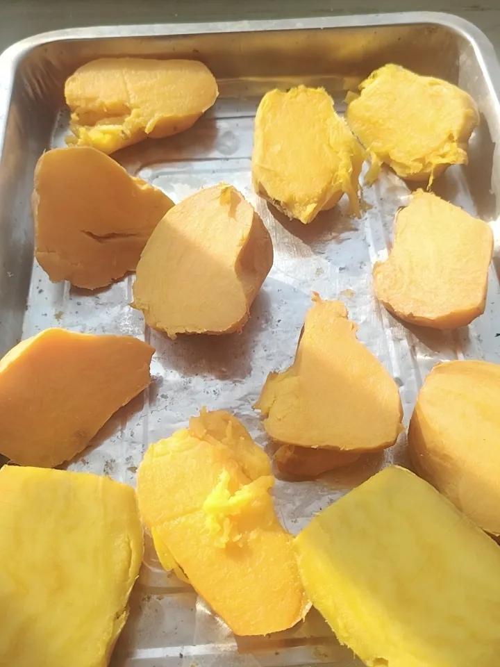 晒的红薯干，都说好吃。这不是最后成品，还要切一刀，让它变成条，晒干变硬，最后软软