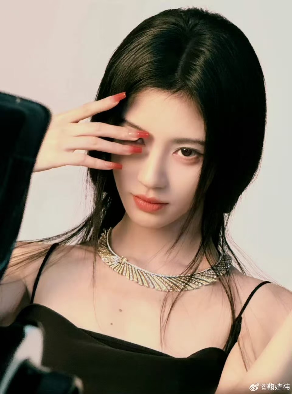 鞠婧祎红美甲大片鞠婧祎elle九宫格鞠婧祎红美甲大片，太美了，行呀行呀 