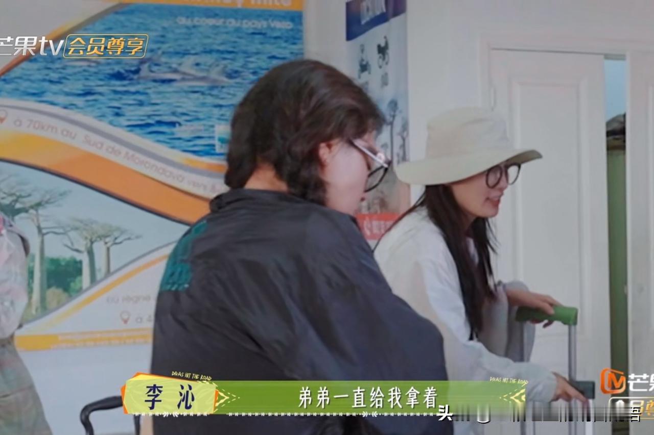 那英对张晚意说：“我觉得你老了以后，一定很讨厌啰里八嗦的……”张晚意不好意思地笑