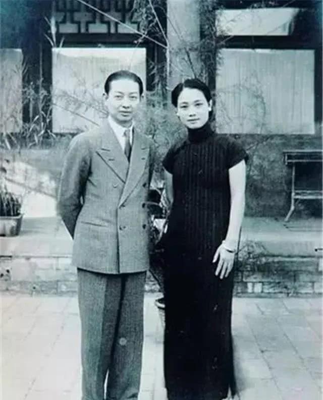 1930年，梅兰芳的伯母去世，孟小冬前来吊唁，正当她要跨进门槛，身怀六甲的福芝芳