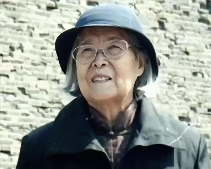 2007年，83岁的傅冬菊在北京平静走完一生，早在1974年就已经离世的父亲傅作