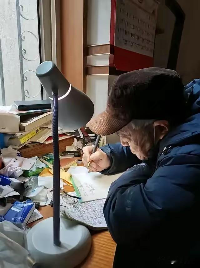 《欲望》

人老还想出风头，

不甘寂寞写春秋。

日思夜想谋诗篇，

词不达意