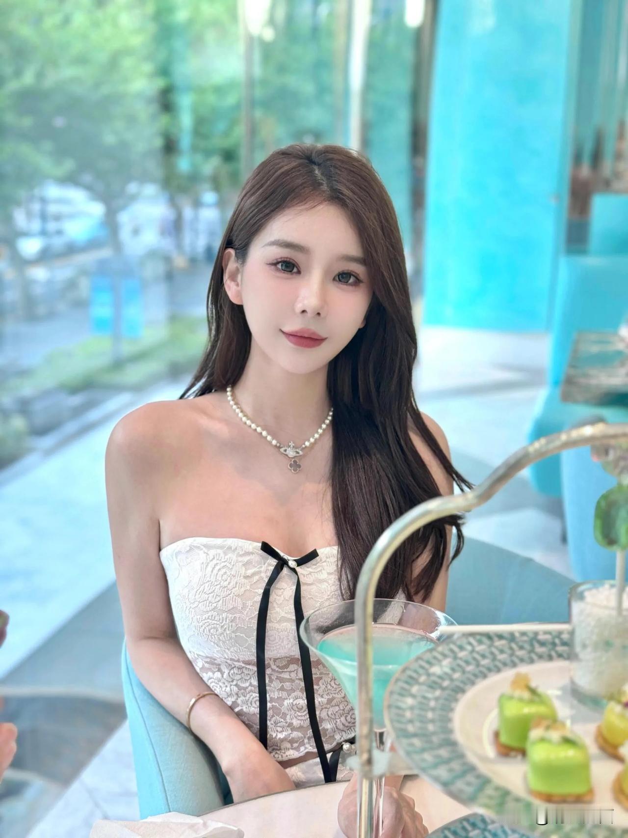 佳人白衣翩跹舞，轻纱掩面似仙姿。#欣赏绝世佳人# #灵动女神美如画# #风姿绰约