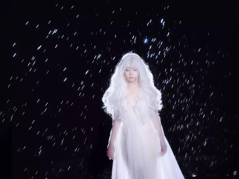 分享娱乐谭松韵白裙白发清冷又优雅 垂眸深思宛如神女降临 