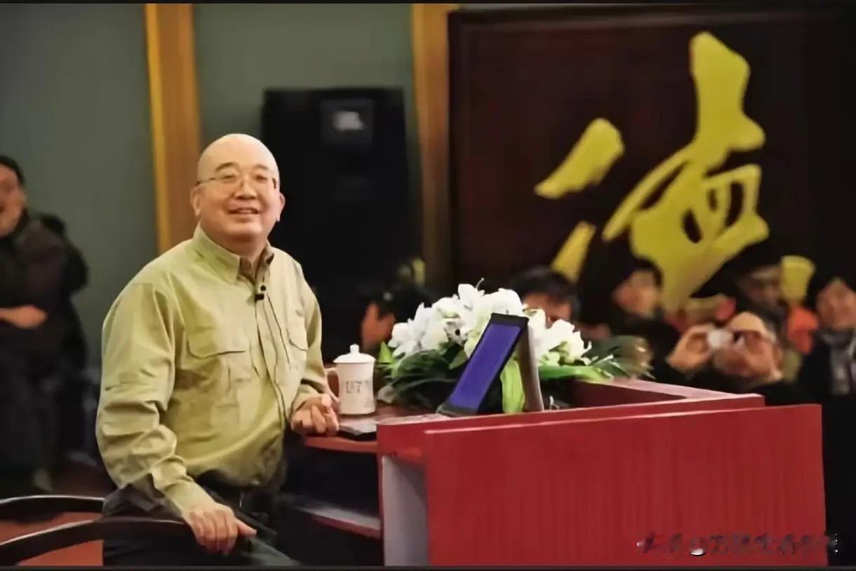 兰厅寄哀思，送别战地记者唐师曾

初秋的八宝山，兰厅门前肃穆沉静。黑底白字的挽联
