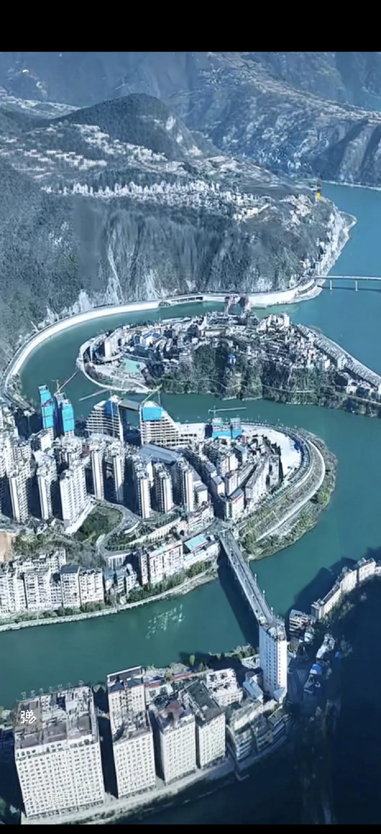 在陕西，有两座城市因形似太极图而独具特色。
旬阳堪称“太极城”，它南依巴山、北靠