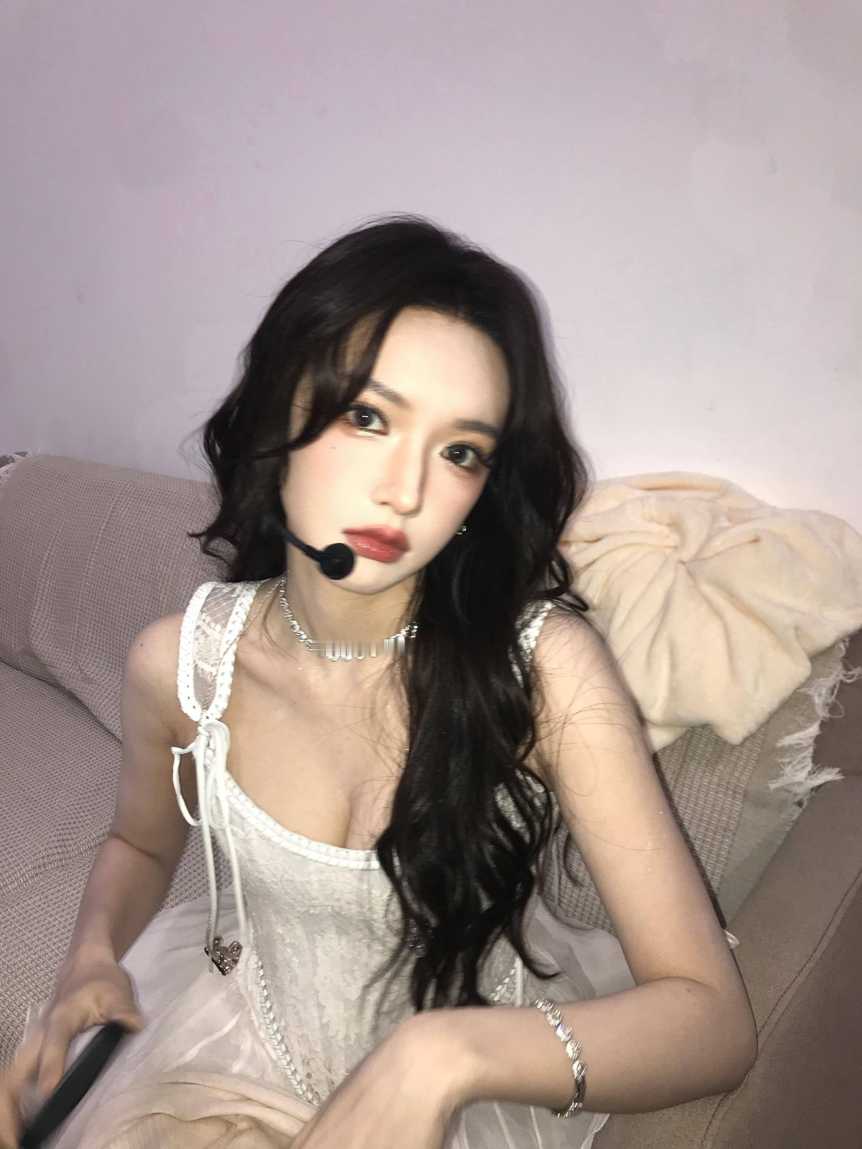 程潇：七月👋八月也要顺顺利利 
