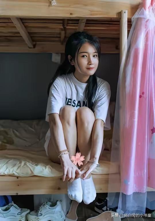 若不是无可奈何，表妹也不会选择教师这一职业。
选择成为教师，就意味着要继续留在山