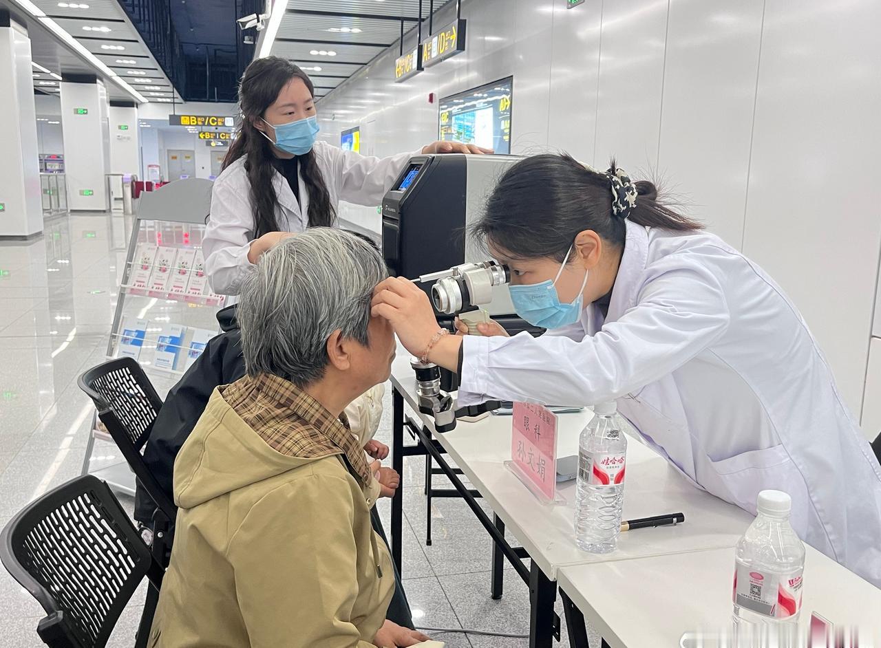 暖心守护健康就在身边。近日，大兴集站开展春日公益义诊服务活动，医护人员现场为乘客