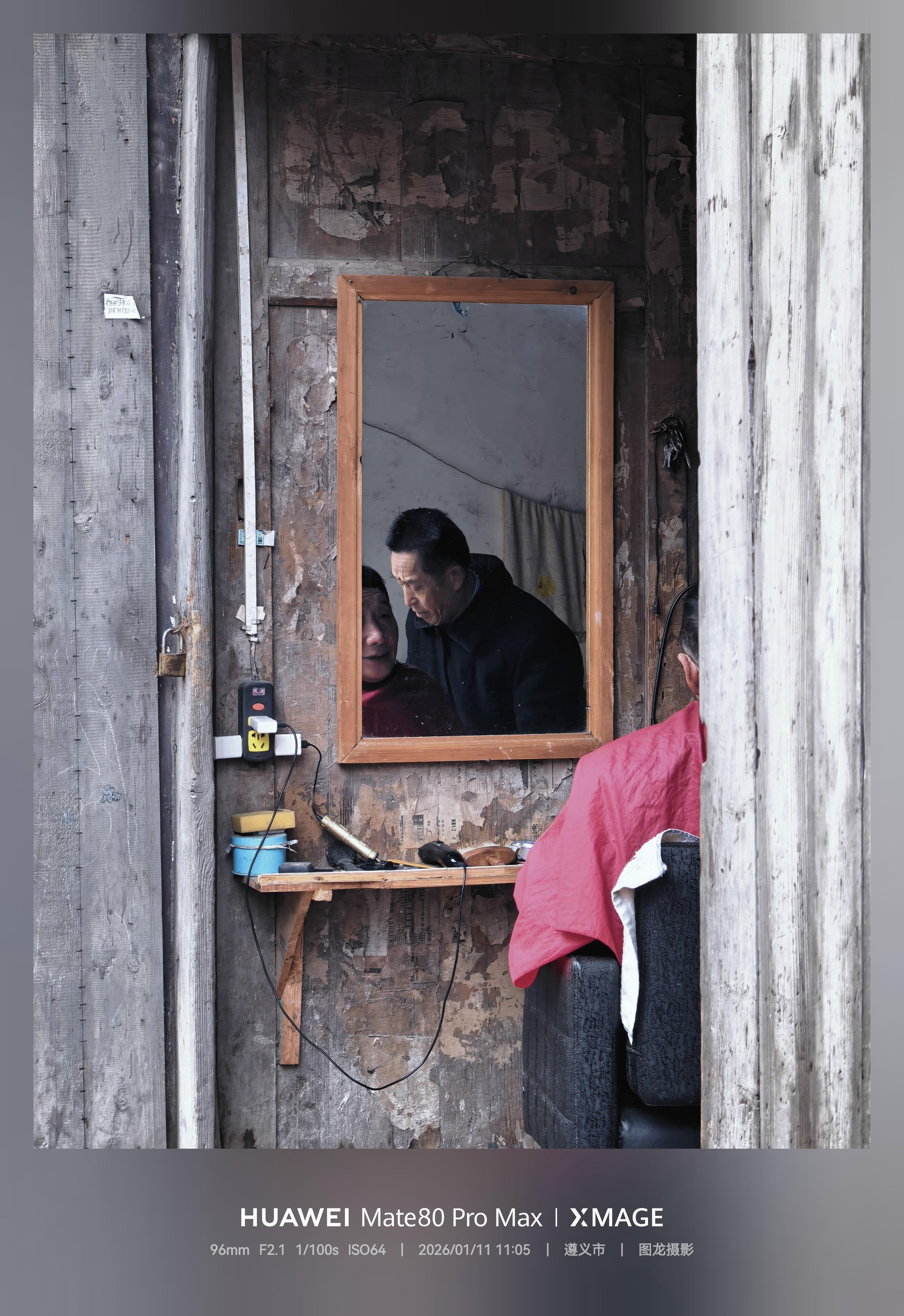 走进土城古镇，青石板上的时光倏忽变得慵懒。这里不是匠气雕琢的旅游明信片...