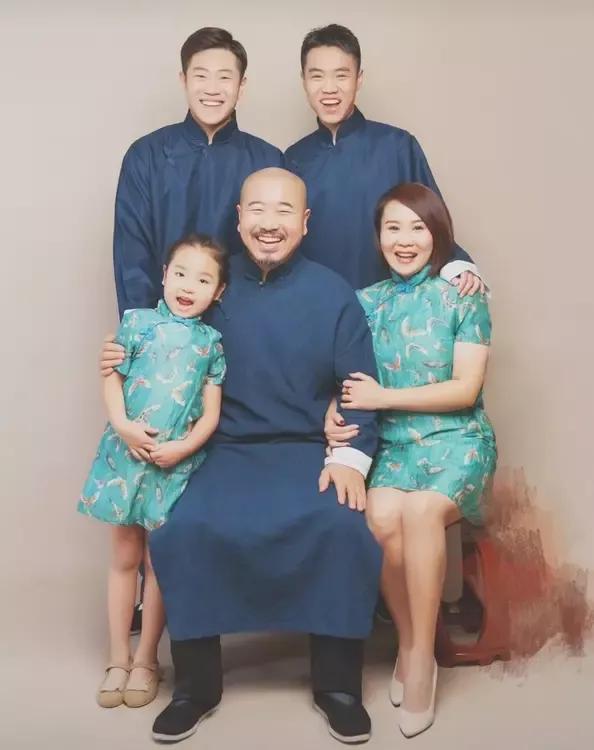 王小利的儿子王亮正月初二到奶奶的坟前哭诉心中的委屈，说自己是看着别人脸色长大的孩