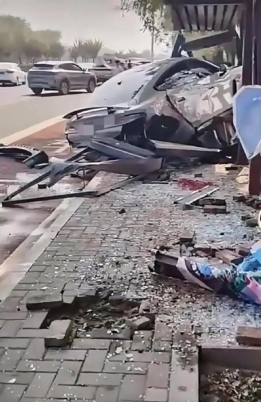 什么车太可怕了，街道大马路上可以飙车吗？靠近侯车站台不应减速是常规操作？冲这么历