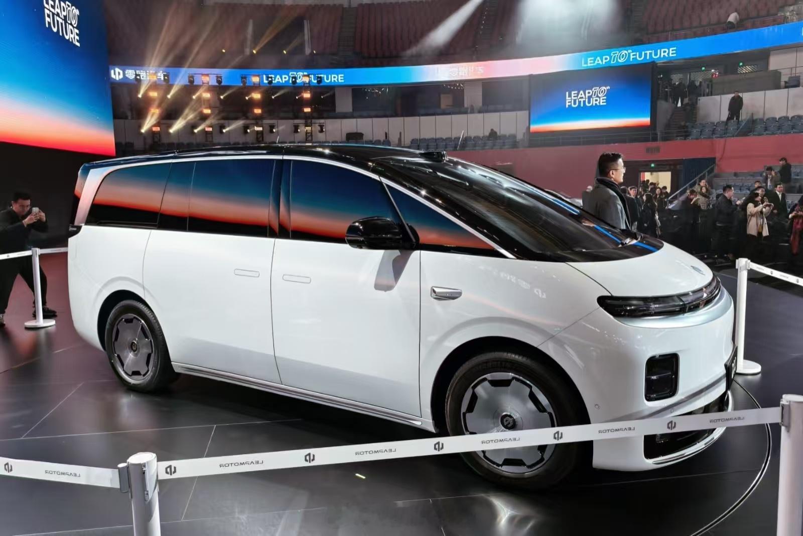 昨天特地等到撤场，终于近身拍到了零跑d99 。你别说，这车虽说第一眼既像理想Me