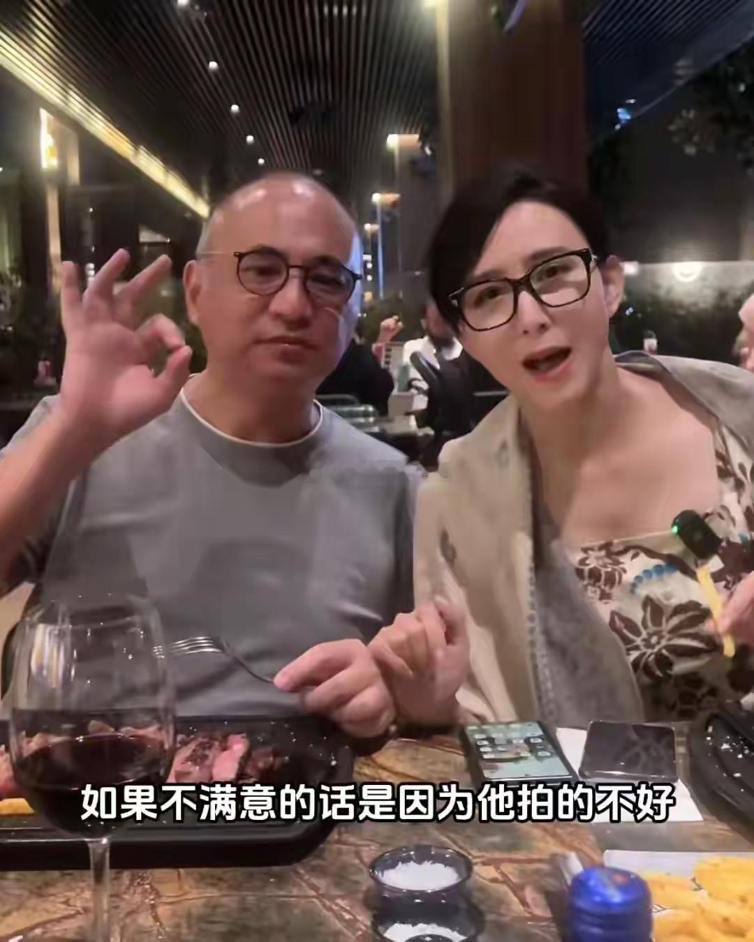 笑到了，46岁胡静晒吃金箔牛排，四人吃了3000多，和朱兆祥因给小费起争执！！ 