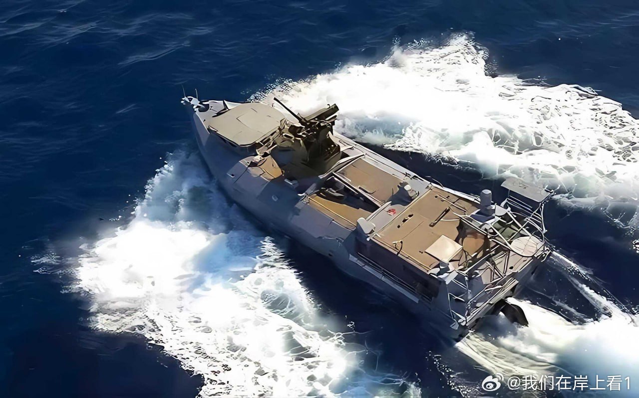 乌克兰海军无人机上被拍到还装有一把机枪。 