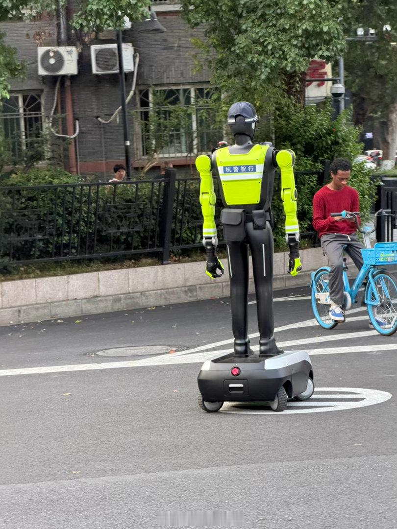 机器人交警👮♀️🤖也太酷了 ！308_IO人形机器人