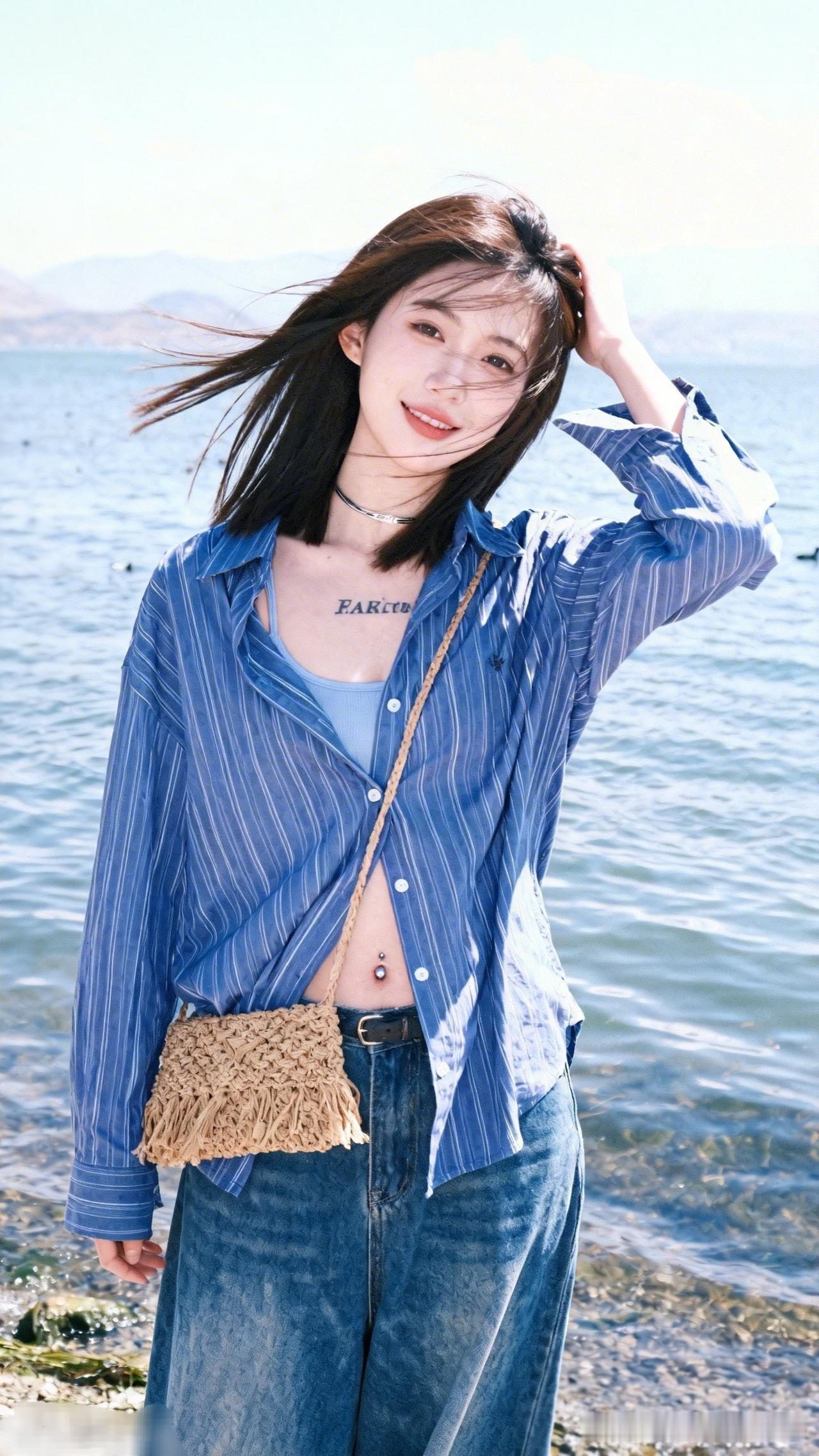 海边少女风，蓝白条纹衬衫搭配牛仔裤，清新自然，阳光灿烂，心情大好！🌞👗👖