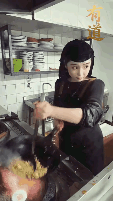 打扮是新疆的，面相又不像是新疆的