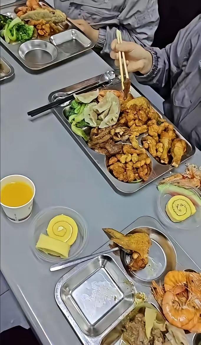 广东中山，一家电子厂举办年会，但他们并没有选择酒店，也没有抽奖和表演，就是让员工