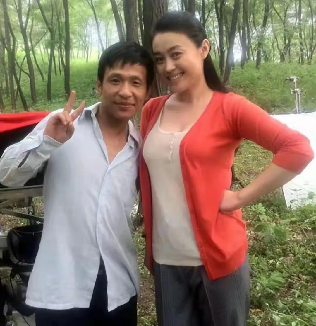 这是赵本山老师的两位徒弟，宋小宝和关婷娜合影。