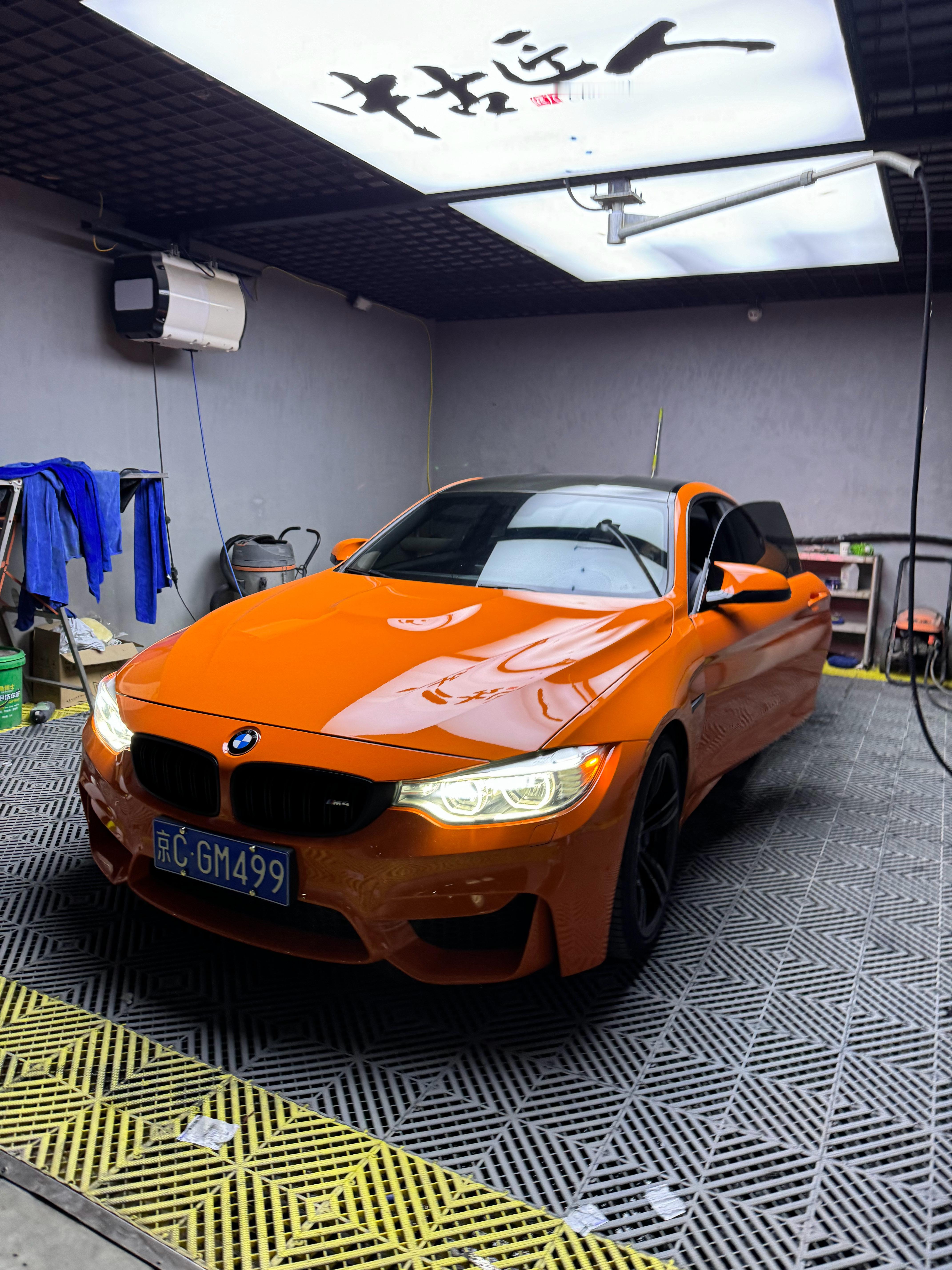我给宝马M4原来的哑光车衣撕掉了，新贴了一层亮光车衣。卧槽，弄完太新了。贴膜店还