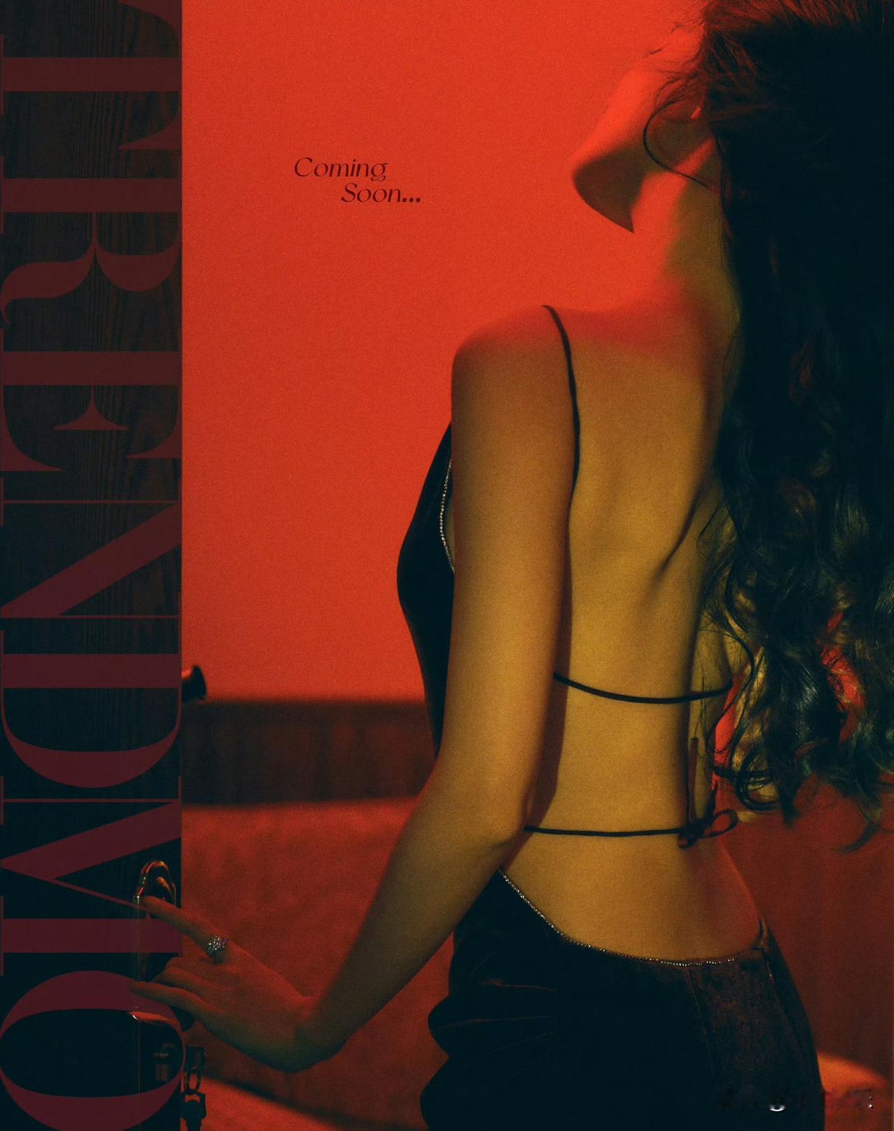 徐璐拍照真的太会撩人了！她那“过山车”般的身材，在照片里展现得淋漓尽致。每一张照