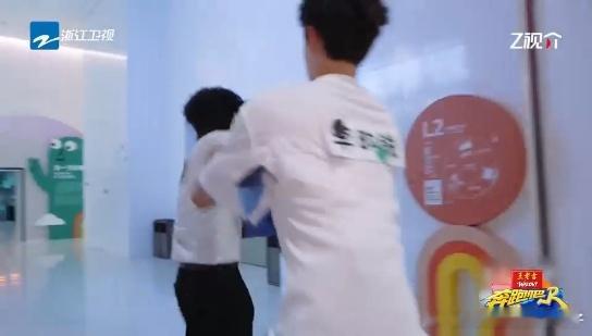 张真源怎么变这样了 张真源在跑男里的反差也太绝了！温润乖仔外表下藏着战斗魂，年纪