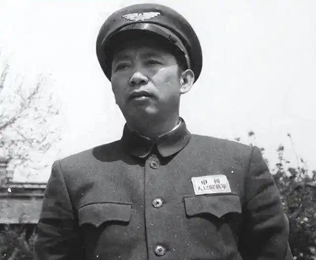 1950年，刘亚楼到剧院看戏，他刚坐下没多久，就有一双脚架到了他的头上，他瞬间火