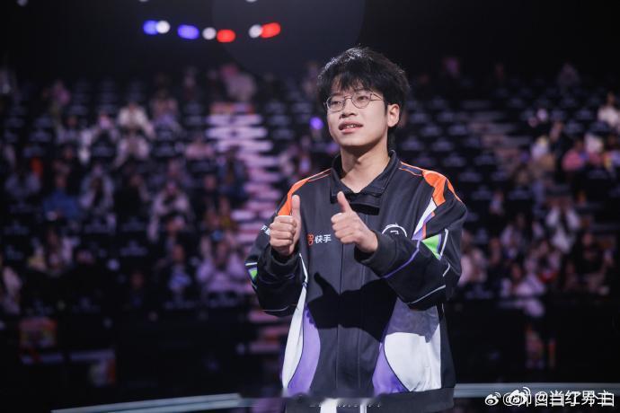 完美男人李自威李自威果然很完美，而且能够很熟练地操控自己的技术，让每一个人都能够