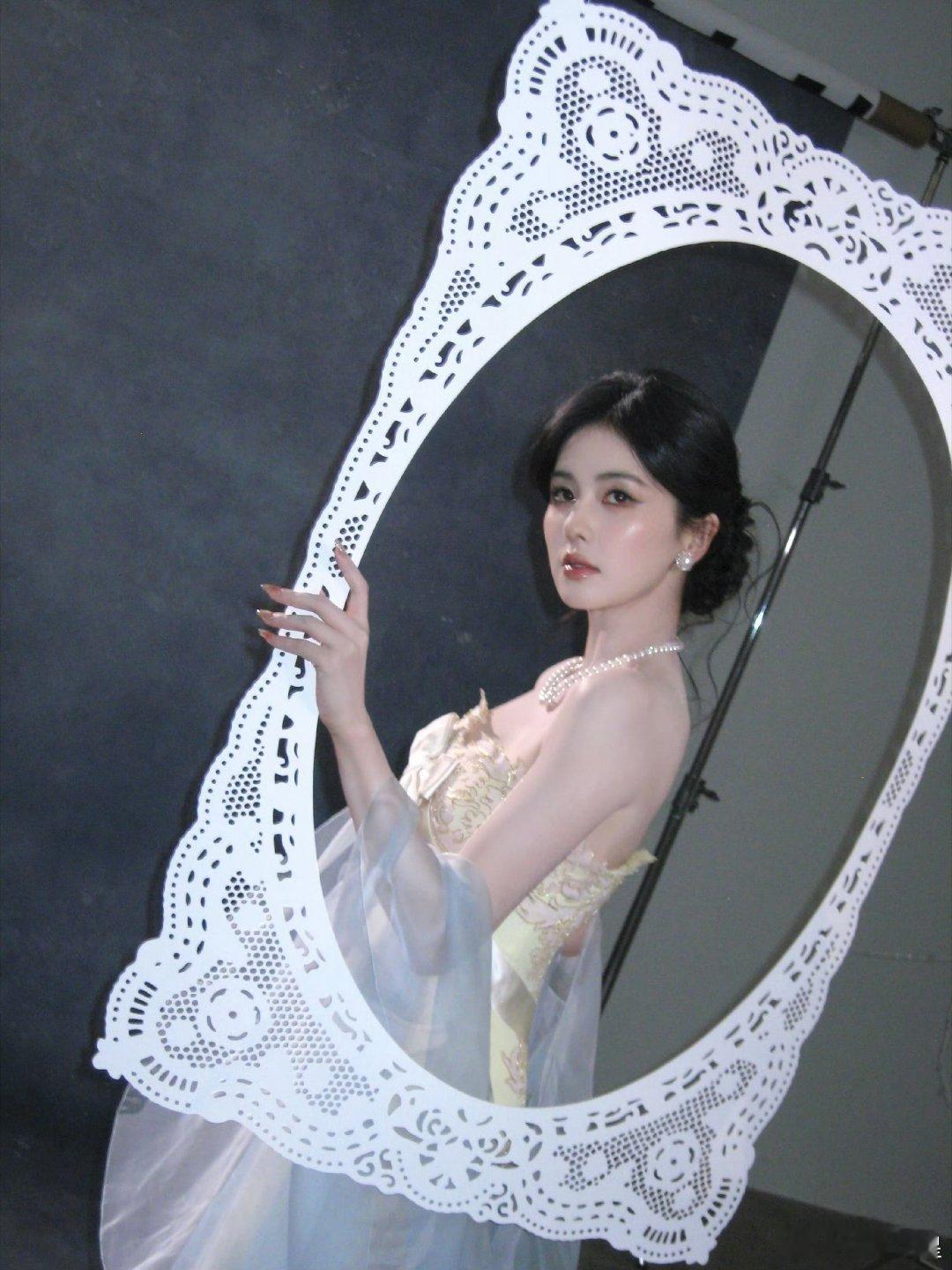 白鹿今日一袭蕾丝抹胸裙，化身珍珠圣女惊心动魄的美丽！！一张神图的后面还是一张神图