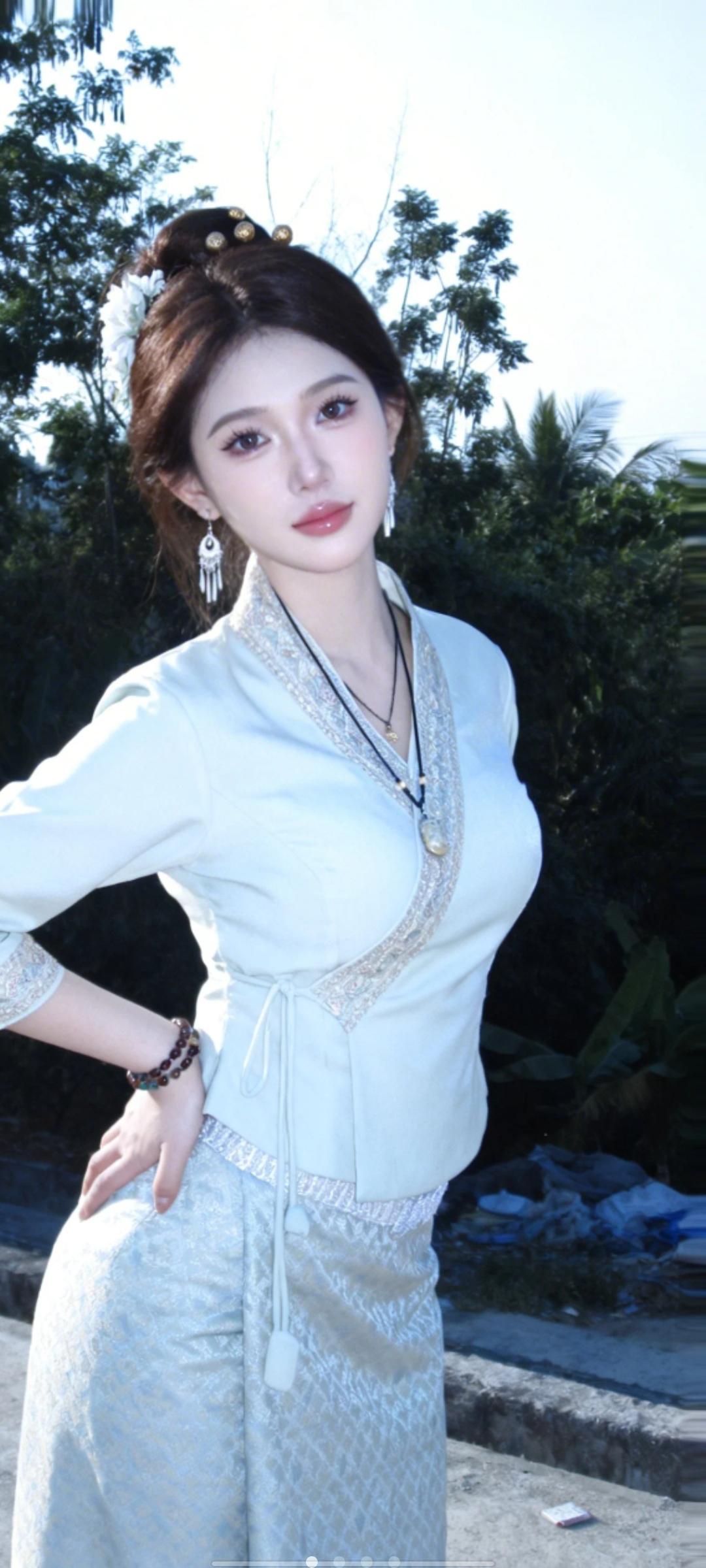 看！好漂亮的小姐姐认识了吗？