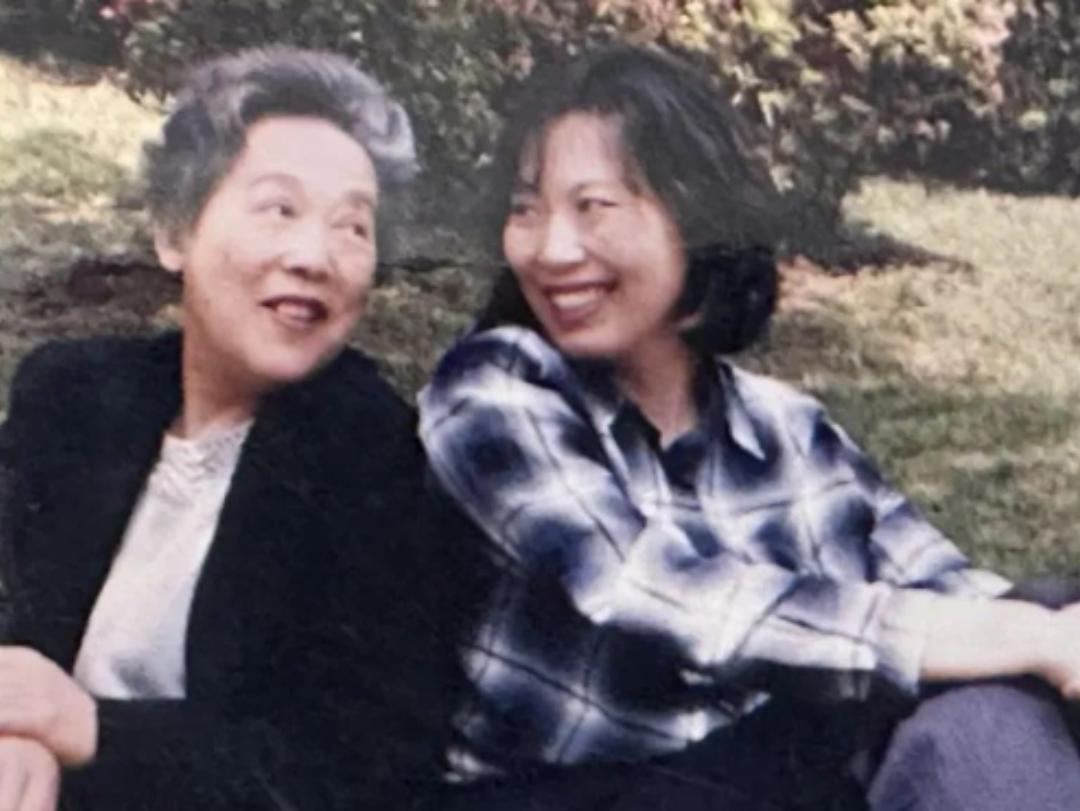 2001年，上海姑娘张玮掏空家底给独居恩师买下一套养老房。谁料20年后恩师离世，