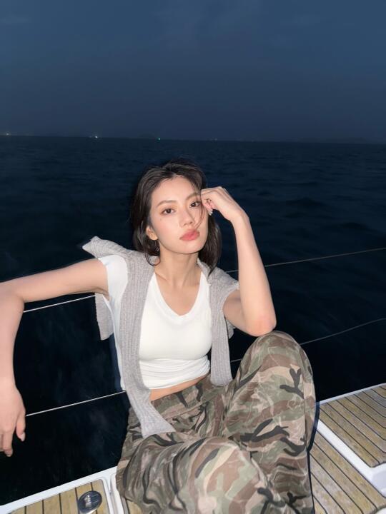 坐在海上的船上真的很美～🚢