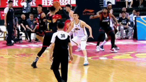 辽粤大战前的……隔空双向奔赴[笑cry]周琦和莫兰德我磕到了！#季后赛谁是大赢家