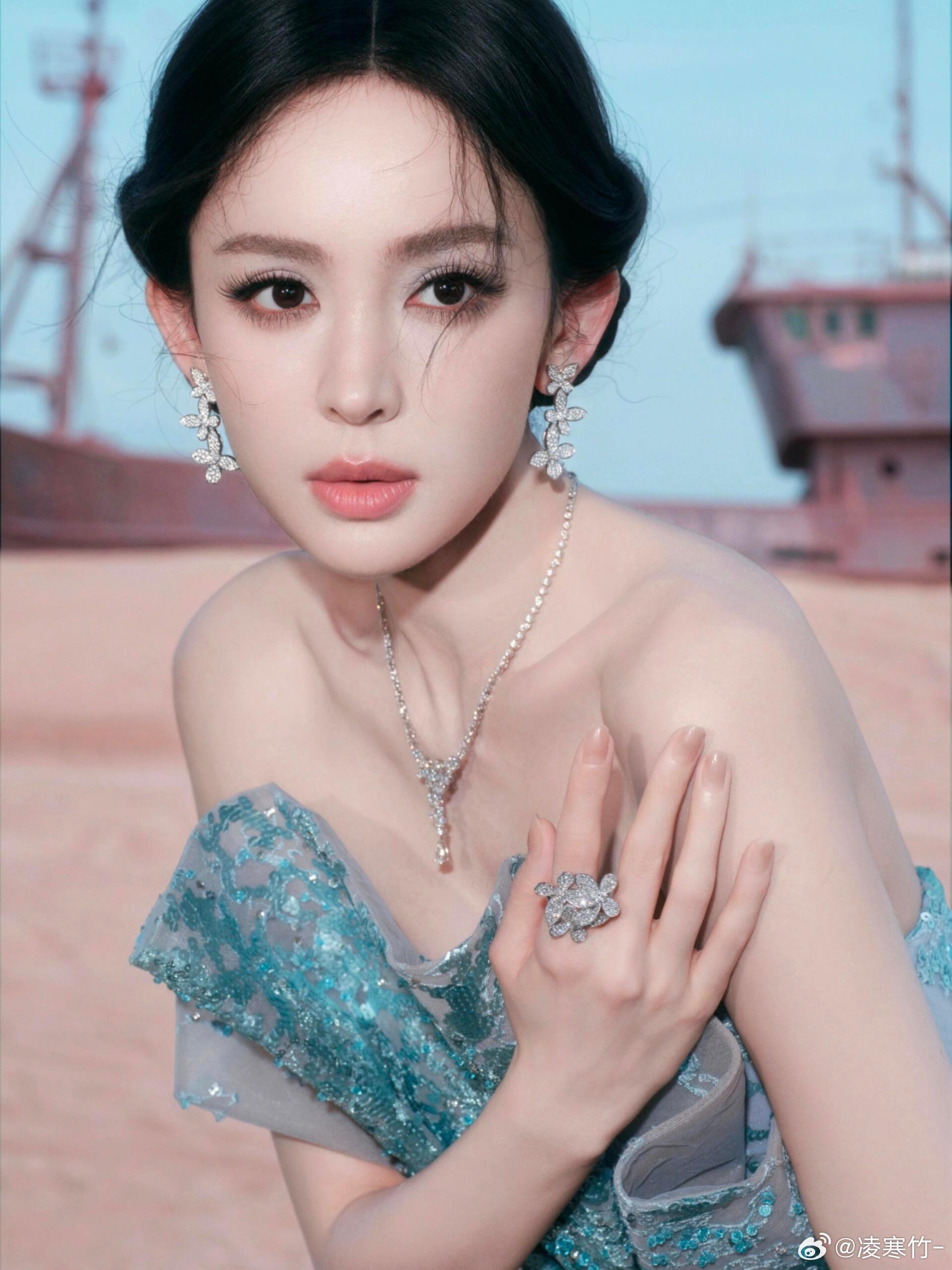 谁敢认这是娜扎 原图直出的大美女根本不需要P图❗来看美女jing hua👀和心