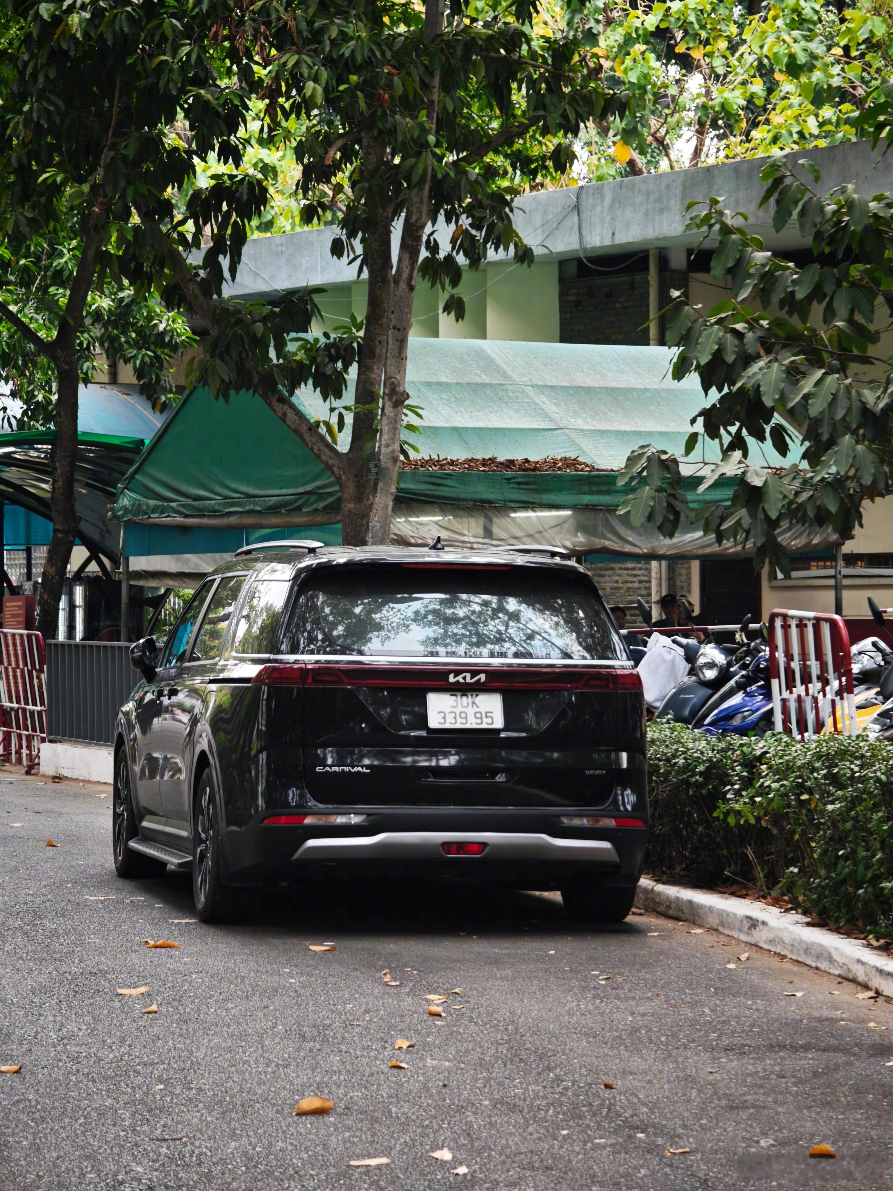 越南本地车企 VinFast 占有量非常非常高，不仅私家车、的士、公交都有，而且