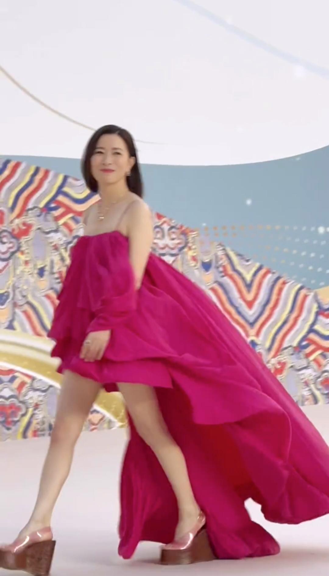 走路自带风！明明都已经50岁了，却仍然是个一脸少女心的粉公主！自信美丽又大方，无