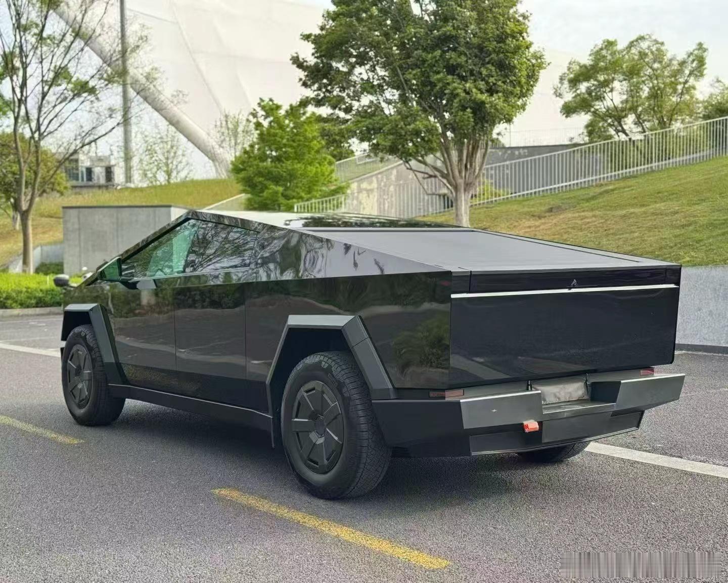 打破陈规，只为定义新序。这台26年Cybertruck，5000公里准新，乘用车