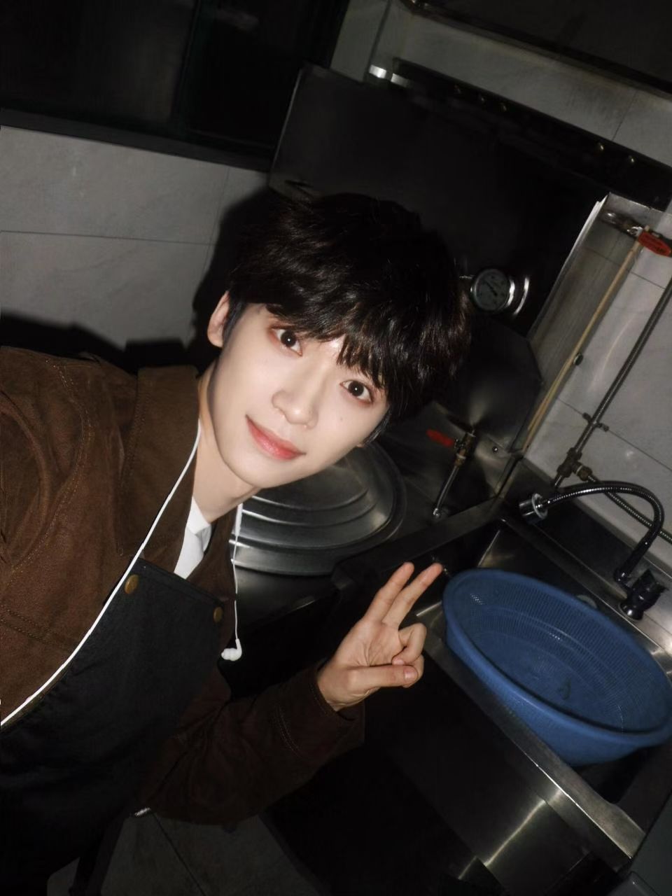 zy 偏爱烟火四季， 虽彼人声嘈杂 ，眼中星从未黯淡 ，会将沉浸热爱赋予那束只存