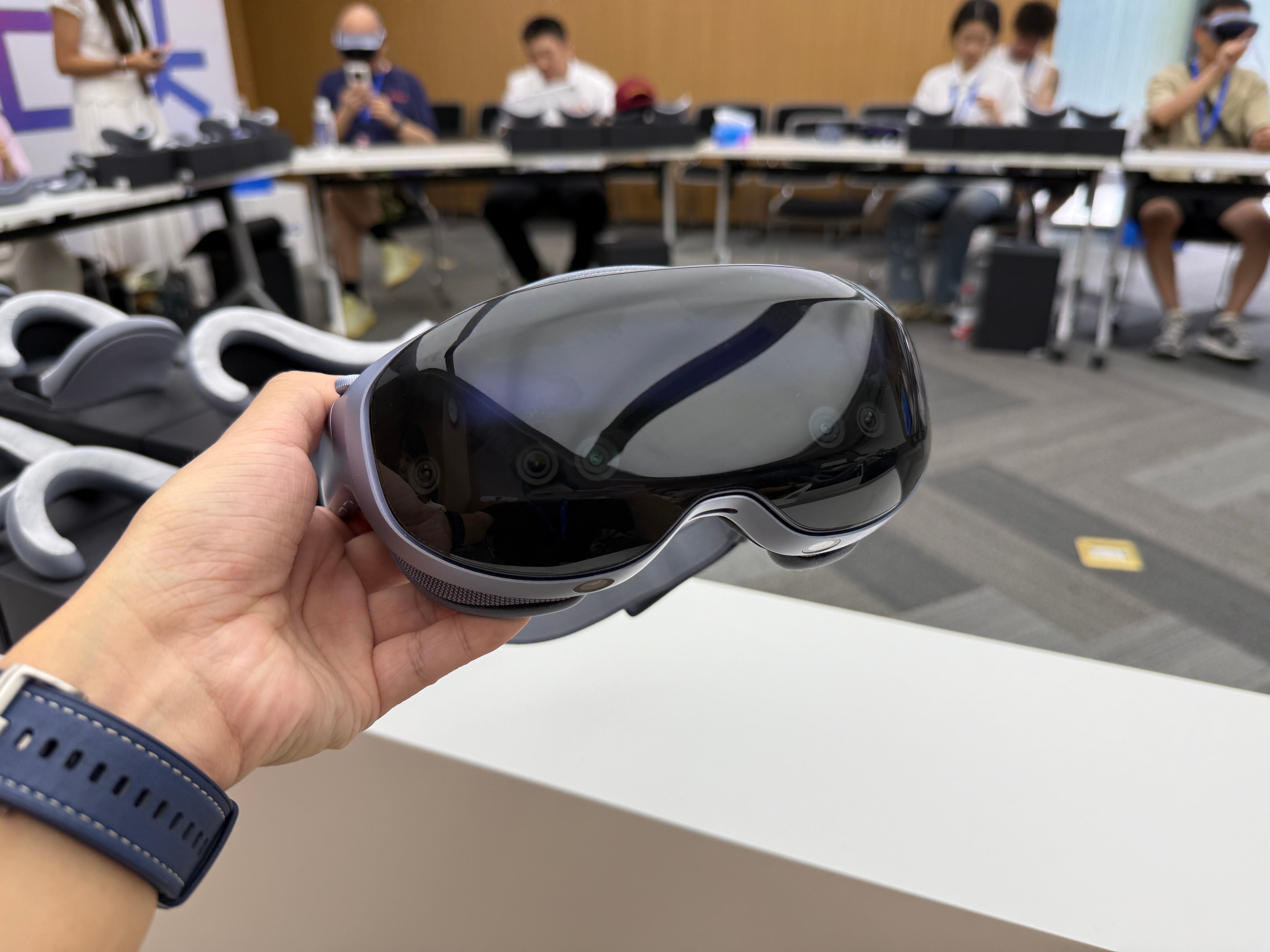 vivo Vision体验了。佩戴很轻，不会压鼻梁。大家关心的脸型度数散光，有配