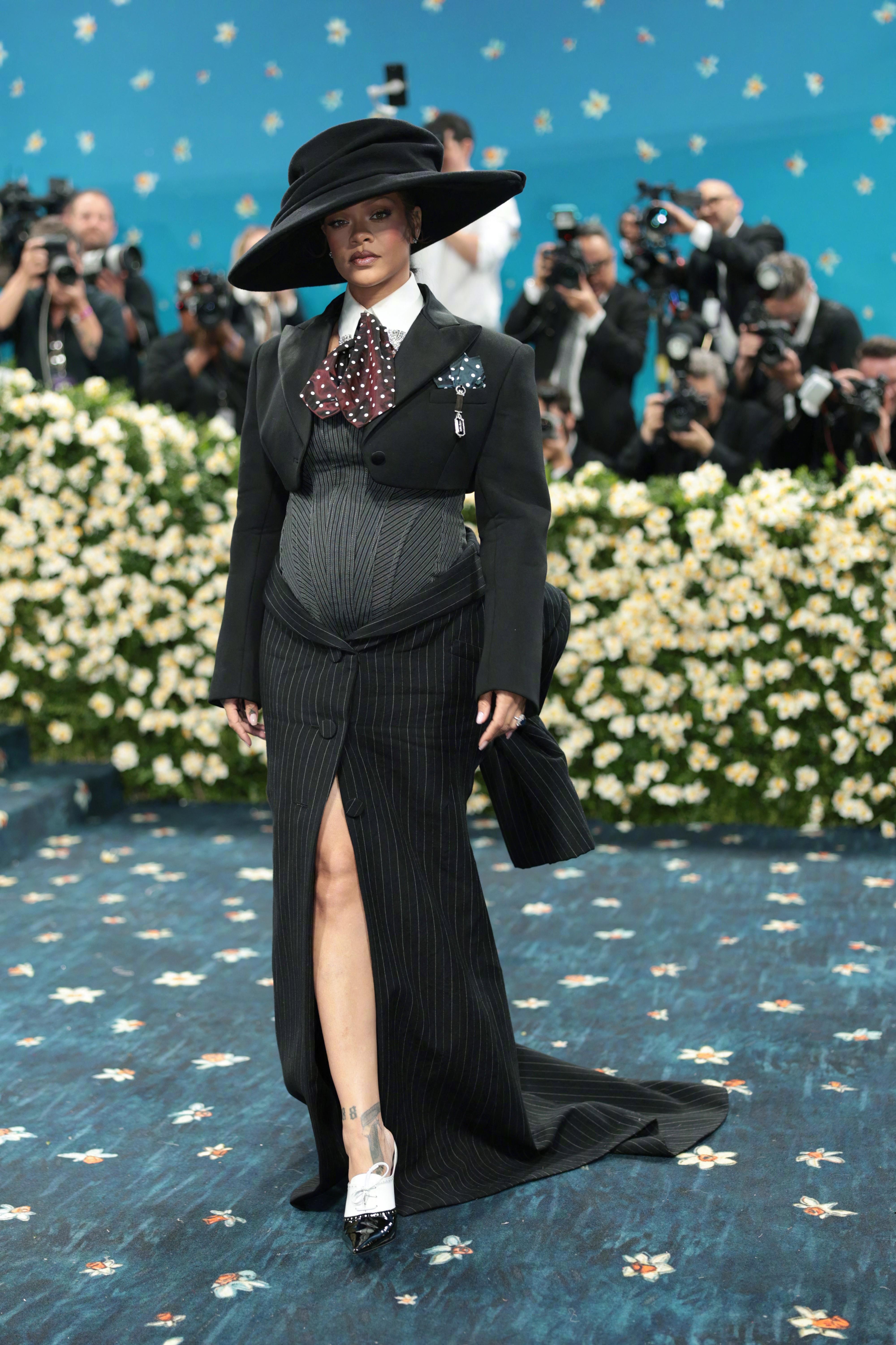 Rihanna  in  Custom Marc Jacobs 我等你亮相 ，你