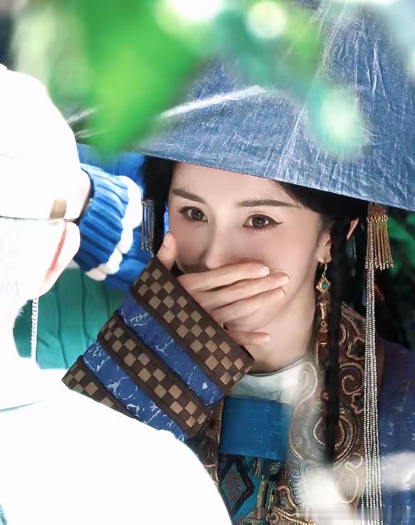杨幂脸被蒸汽眼罩烫伤了杨幂还在拍《江山大同》，预计7 月中下旬杀青。路透天天夸杨