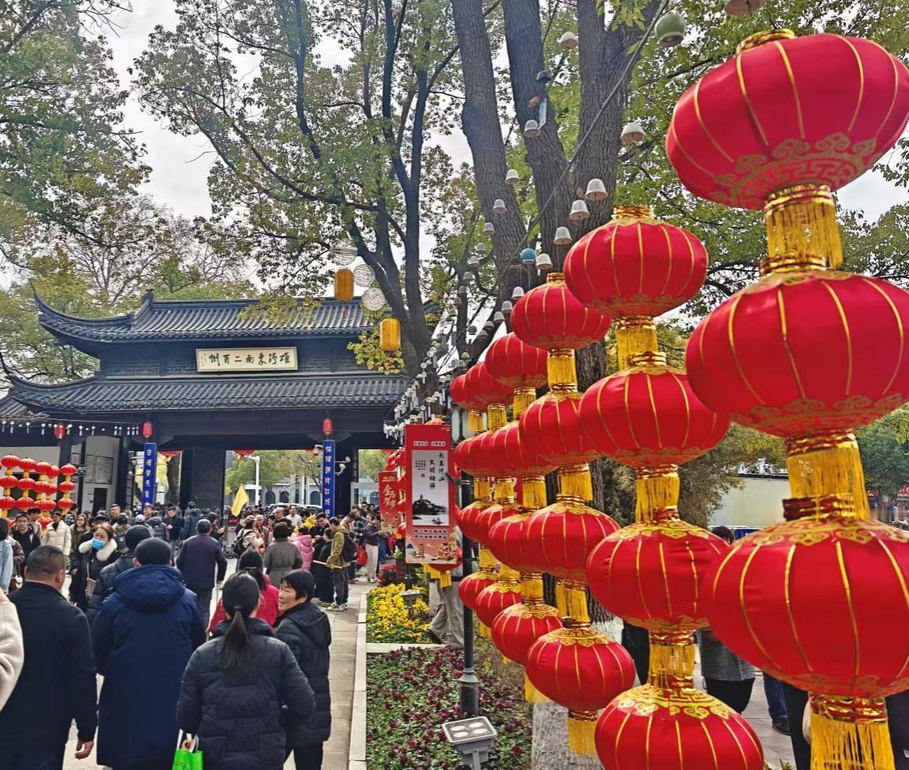 天南地北大拜年红灯高挂映古门，人潮熙攘年味浓。千年古街的春意，藏在这一抹中国红里