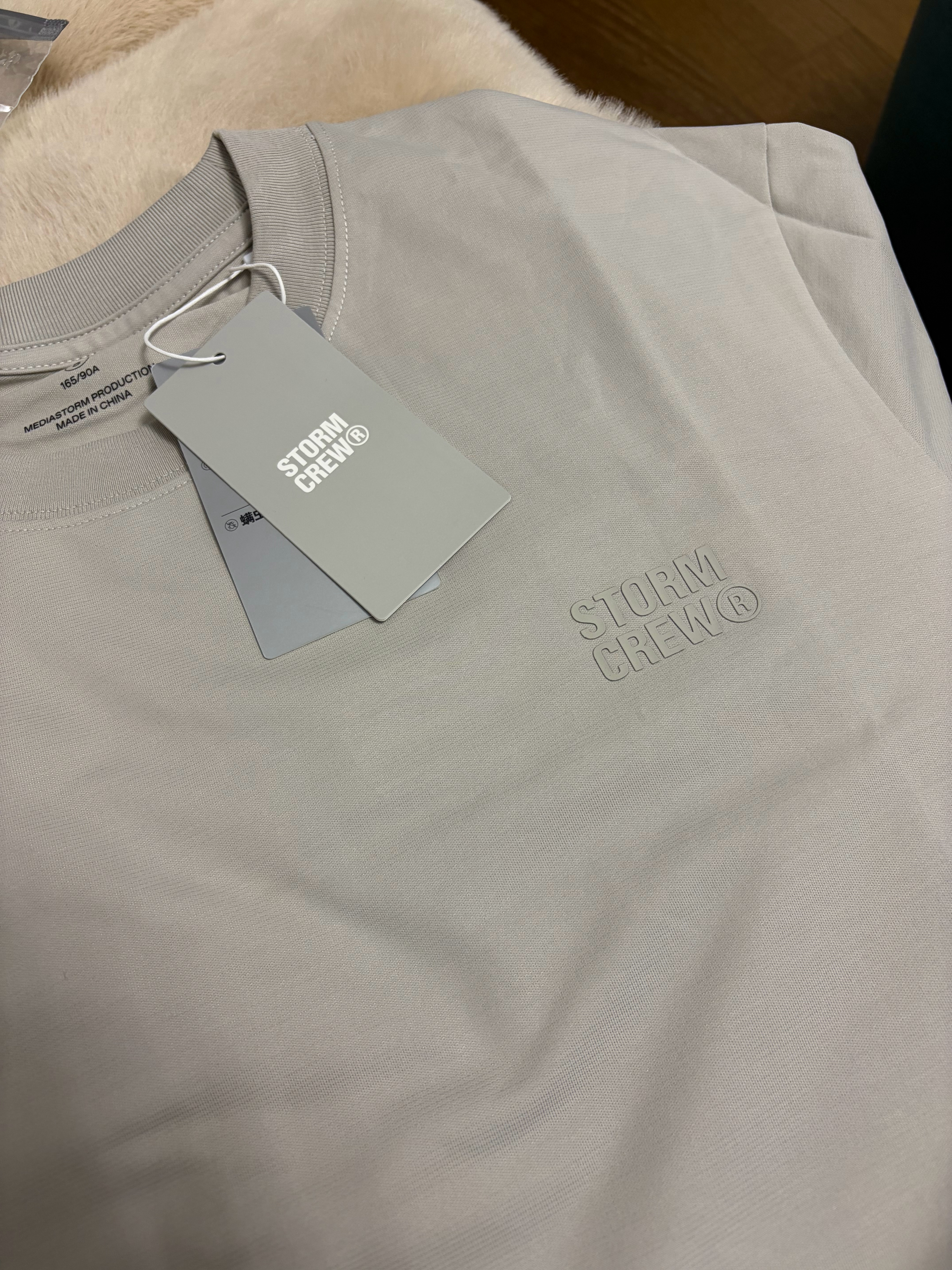 之前76买的影视飓风长袖T也到咯也是速干面料，几乎没有弹性，当打底偶尔穿一下还可