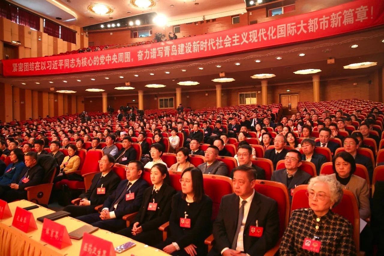 陈梦参加青岛两会 一身正气 根正苗红的蝉联奥运冠军 为家乡拿最多奥运金牌的人 终