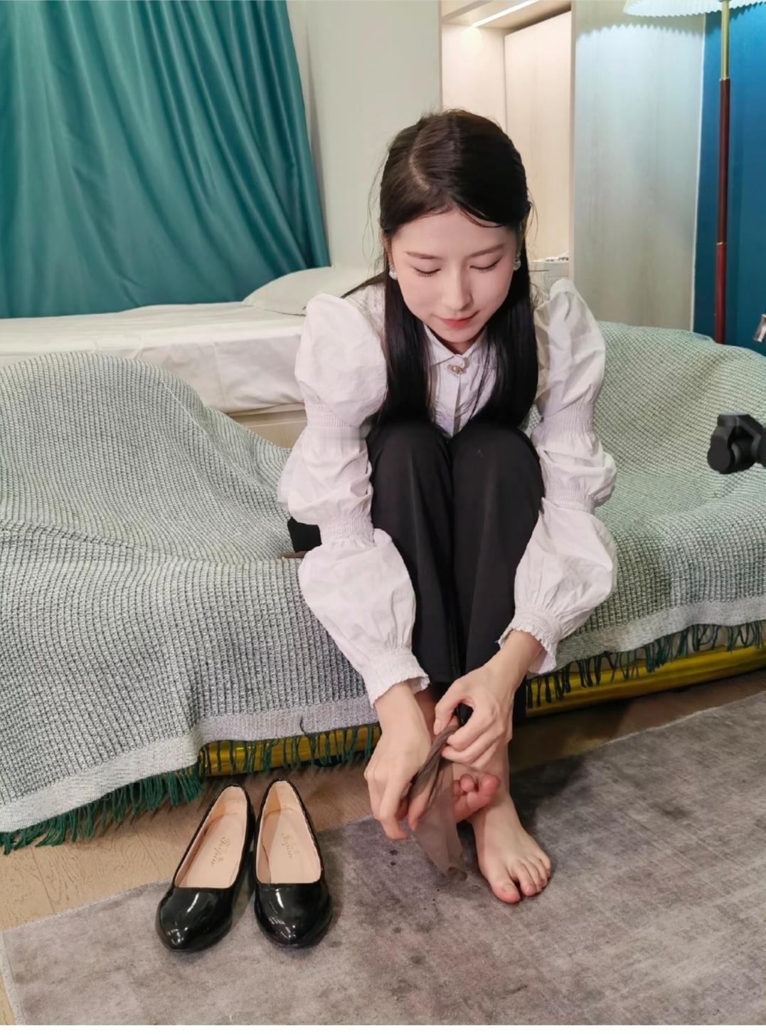 还是别穿丝袜了，臭脚。