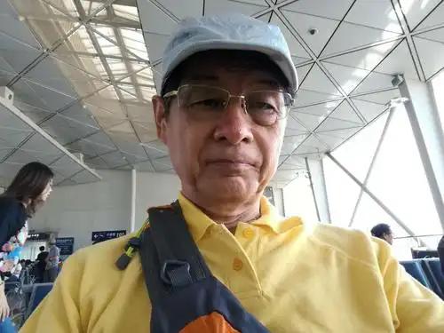 一张外国护照往售票窗口一递，七十多岁的日本老人手持外籍身份护照，原以为这趟景区可