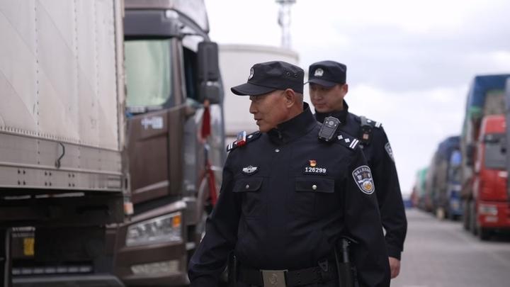 2月6日清晨5点半，渤海湾的海风刮得凛冽，吹在身上刺骨发凉。随着一声响亮的汽笛，