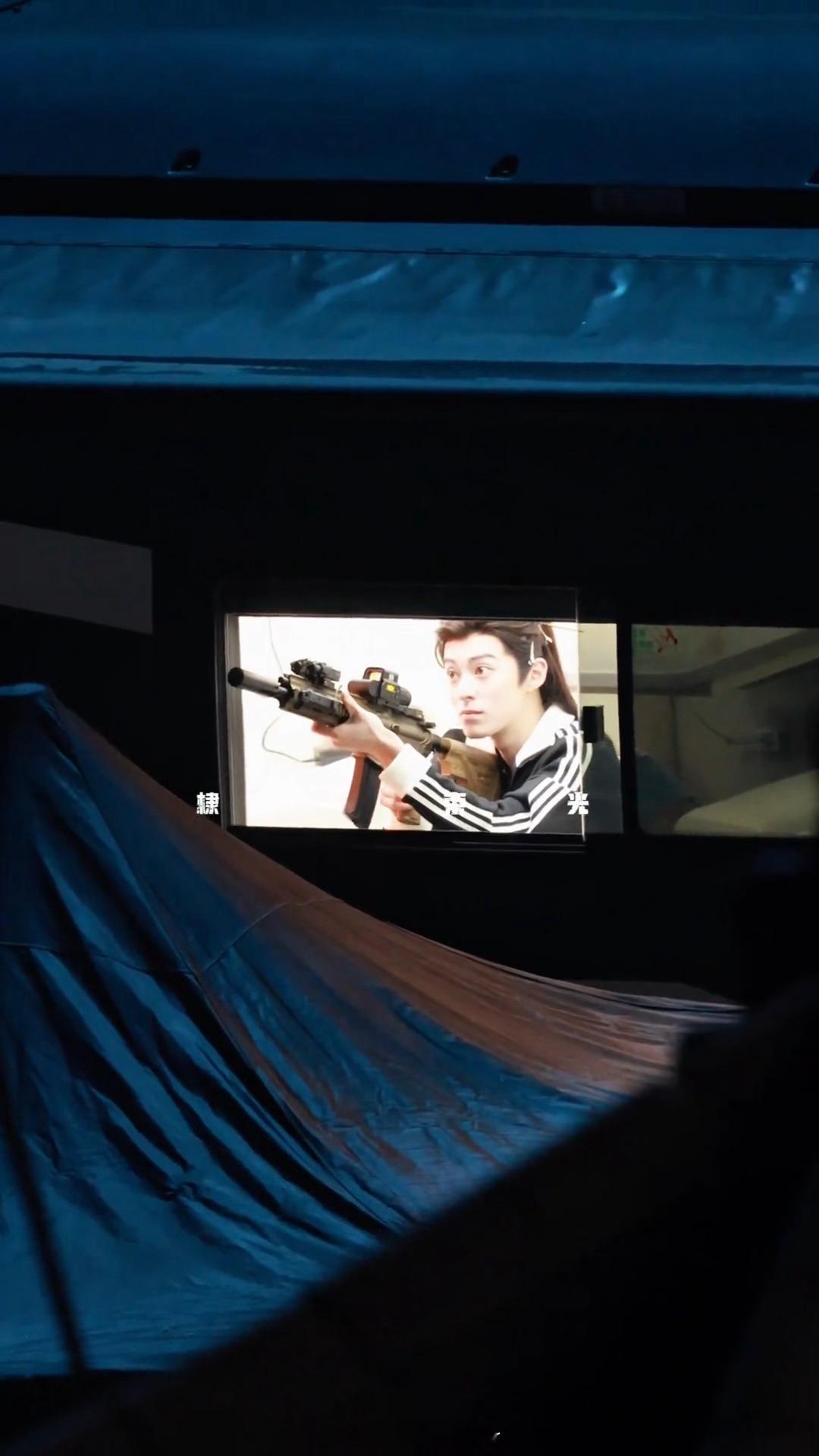 王鹤棣拍戏间隙回房车玩玩具枪王鹤棣古人玩玩具枪 哈哈哈感觉一把玩具枪就可以把王鹤