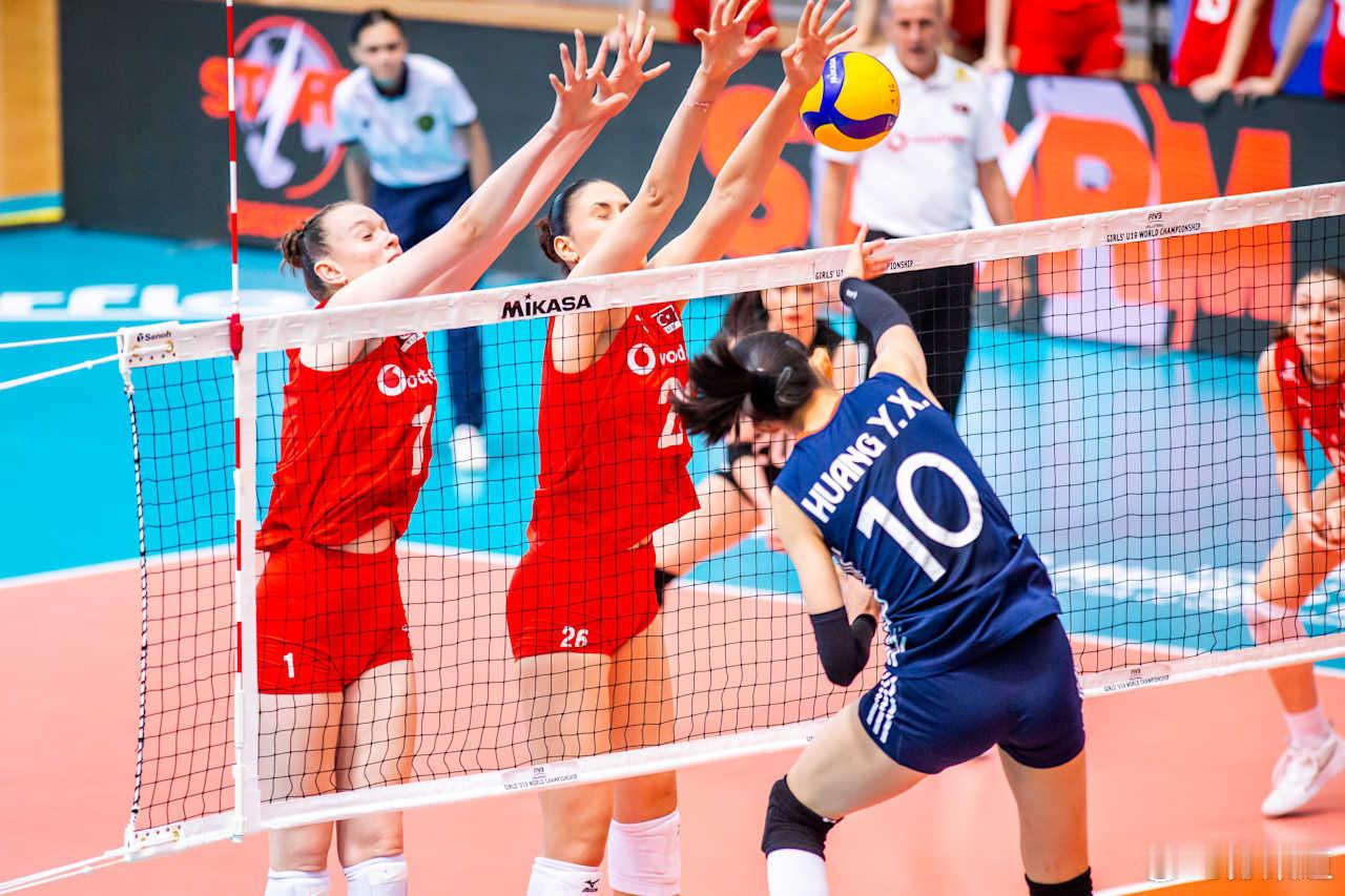 2025年世界U19女排锦标赛中国U19女排无缘四强1/4决赛：中国队1-3（2